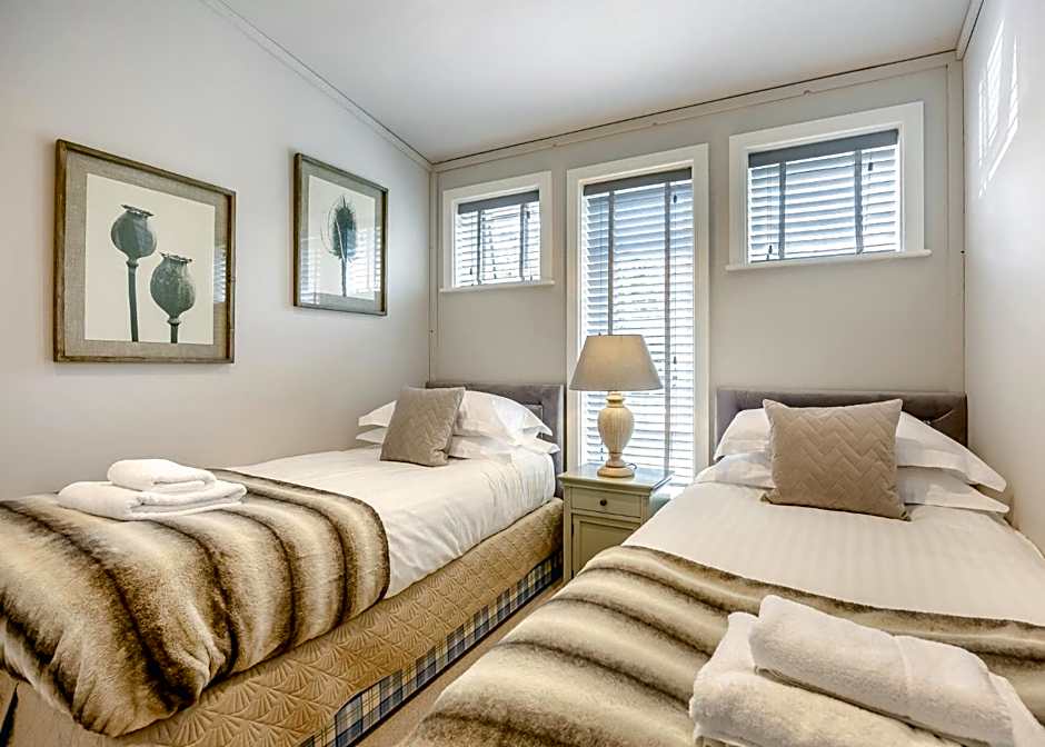 Woodhall Country Park Lodges