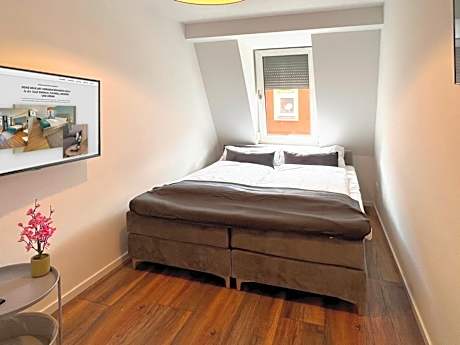 Supreme Two Bedroom Apartment with a Living Room and a Terrace or Galery - Denisstr. 56