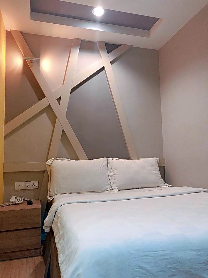 Photo 1 of 7 of Superior 1 Queen Bed