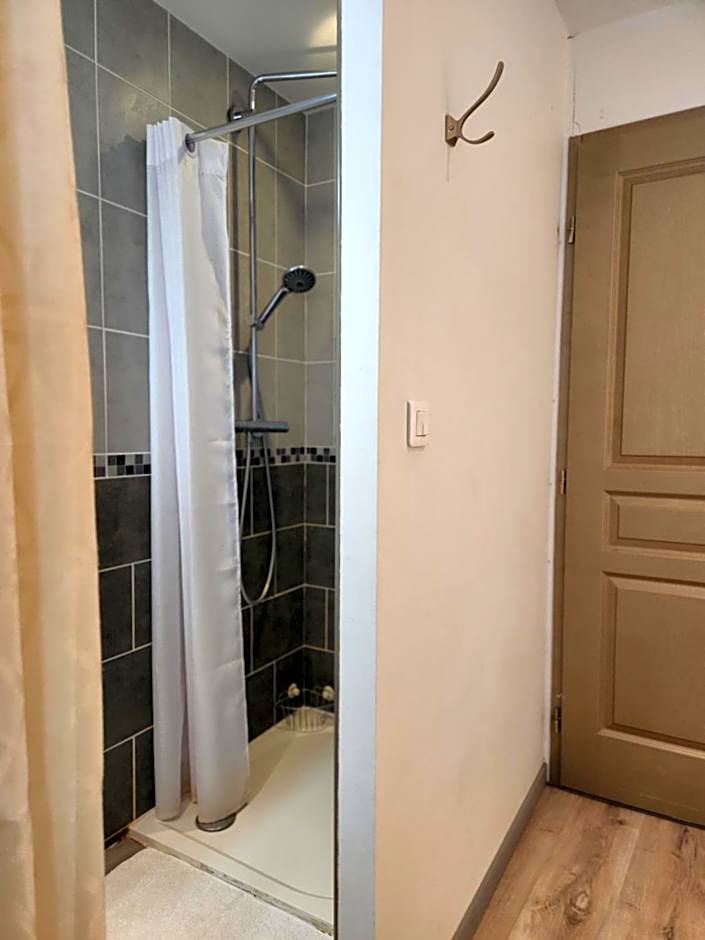 Chambres privées à Hautvillers, berceau du champagne avec salle de bain et toilettes incluses