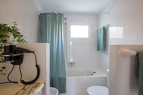 GARDEN VIEW ONE BEDROOM 1 ADULT