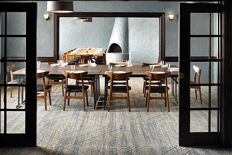 Four Points By Sheraton Edmonton South