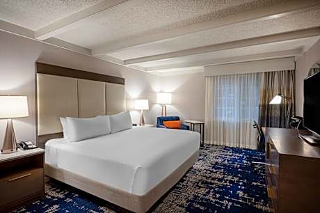 Standard King Room with Accessible Tub - Mobility Access