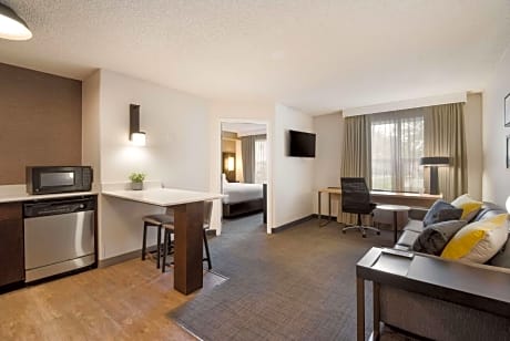 One-Bedroom King Suite - Non-Smoking