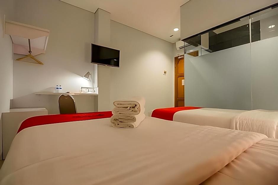 RedDoorz Plus near Soekarno Hatta Airport 2