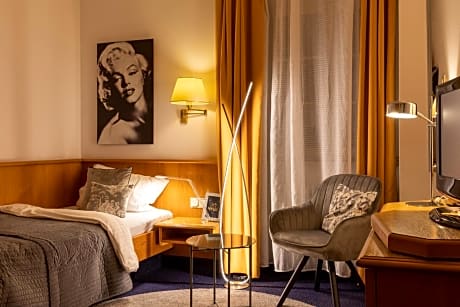 Standard Single Room Tor (Gate)