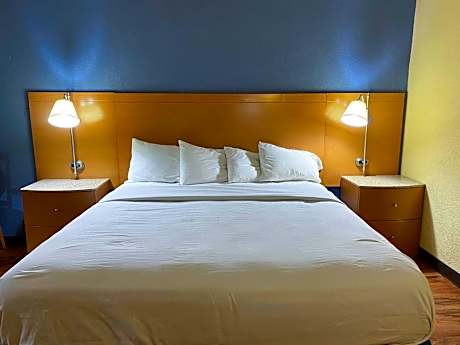 King Room with Roll-in Shower - Disability Access - Non-Smoking