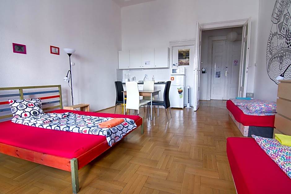 Pal's Hostel and Apartments