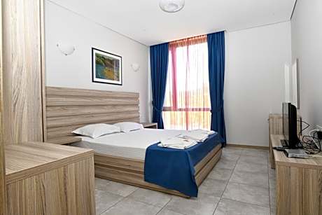 Apartment with Pool View