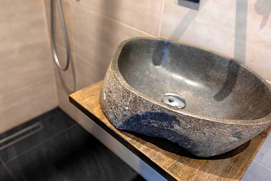 Quentin Golden Bear Hotel