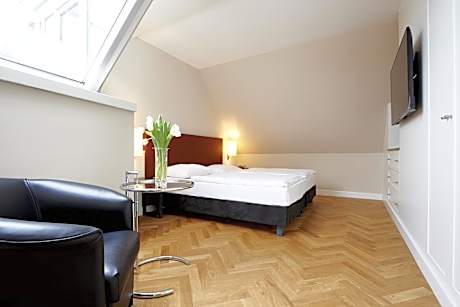 Three-Bedroom Penthouse Apartment with Terrace and City View