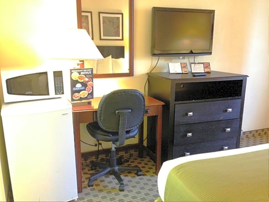 Days Inn by Wyndham Irving Grapevine DFW Airport North