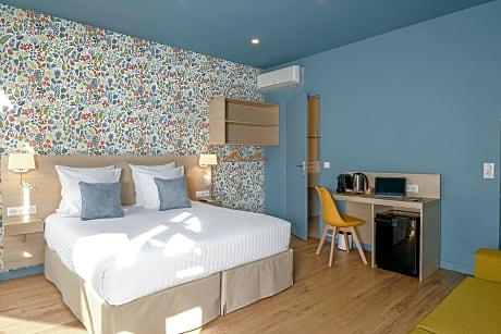 Junior Suite with Balcony and Noter Dame View