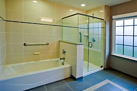 1Kg 2Rm-1Bdrm Suite Microwv/Fridge/Wet Bar Ns