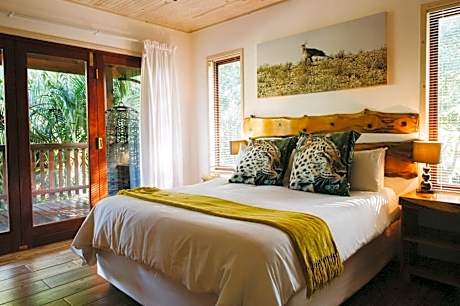 Three-Bedroom Log Cabin with Splash Pool