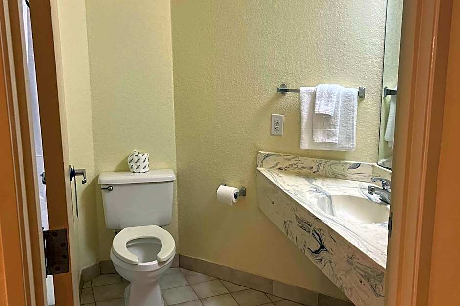 Howard Johnson by Wyndham Clarksville Tennessee