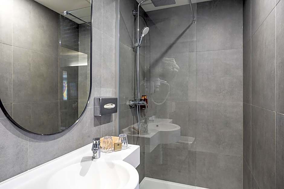 Aris Grand Place Hotel