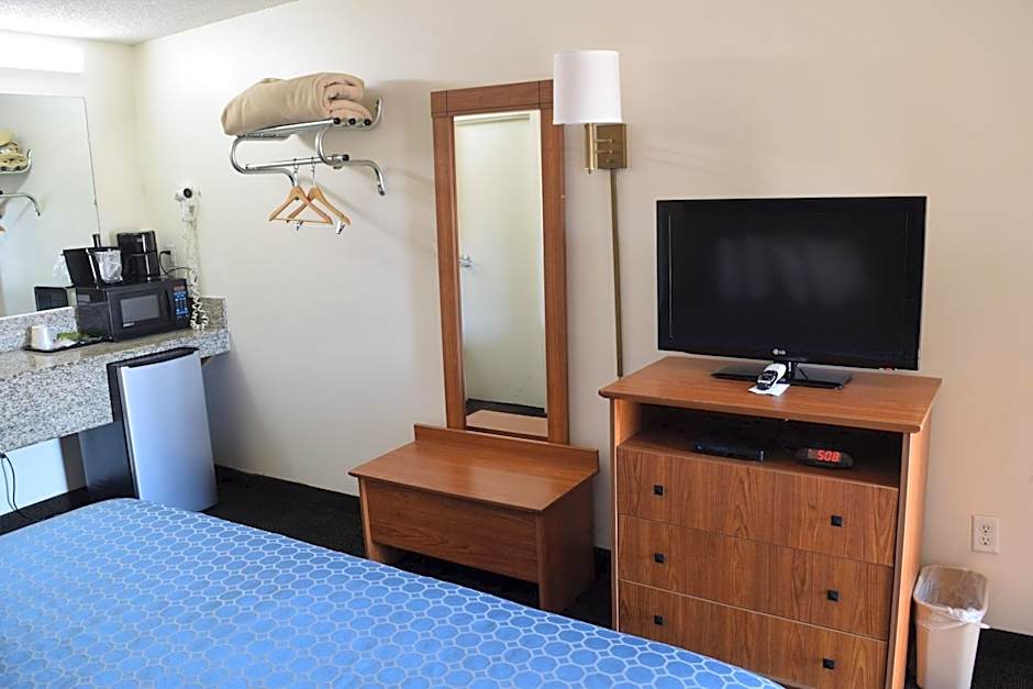 Value Inn - Livonia