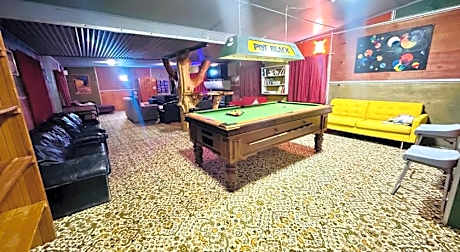 The Crossing Lodge and Backpackers