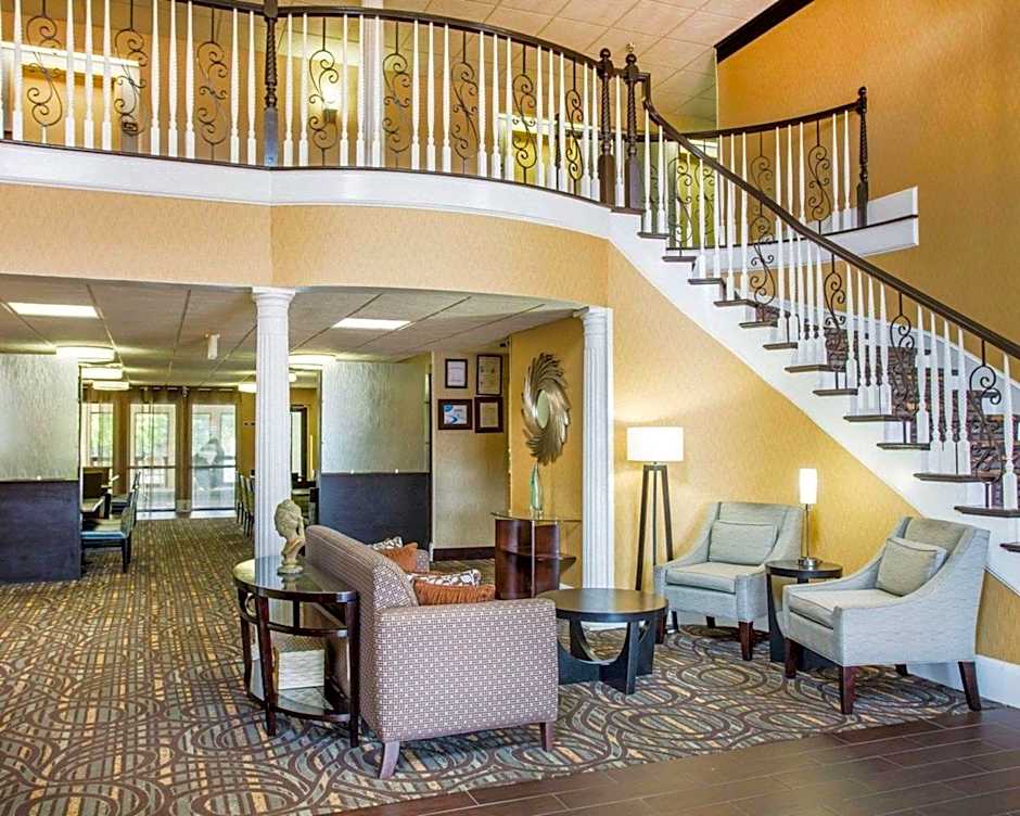 Comfort Inn & Suites At Stone Mountain