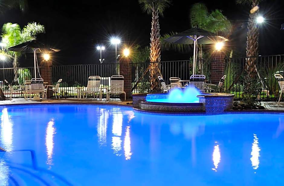 Holiday Inn Express Hotel & Suites Winnie By IHG