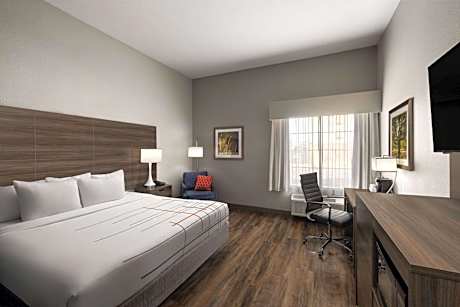 King Room with Roll-In Shower - Mobility/Hearing Accessible