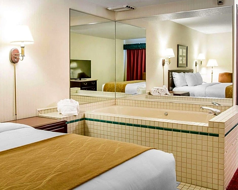 Comfort Inn Lakeside - Mackinaw City