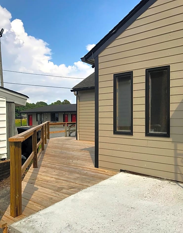 Whistling Pines Motel- Daily and Extended Stay