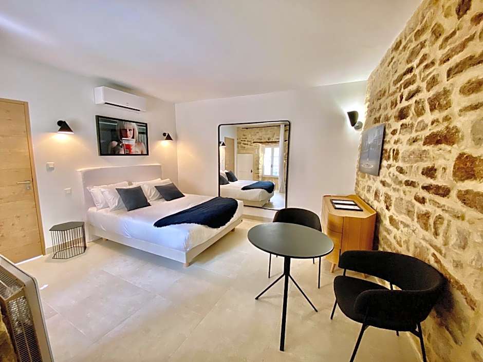 La Maison des Vendangeurs - TABLE D'HÔTES le soir du jeudi au dimanche- Jacuzzi - Balnéo SPA - ACCES PISCINE pour toutes les chambres sauf STUDIO COQUET- Piscine de mai à mi-octobre