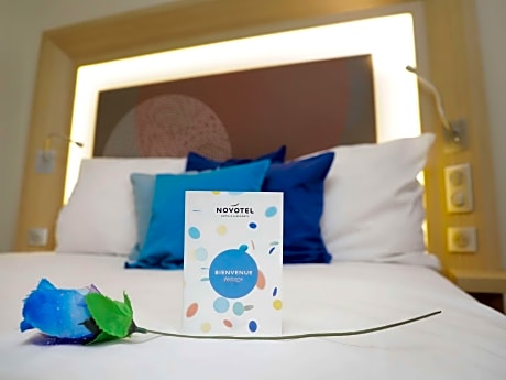 Standard Room overlooking the sea with a double bed