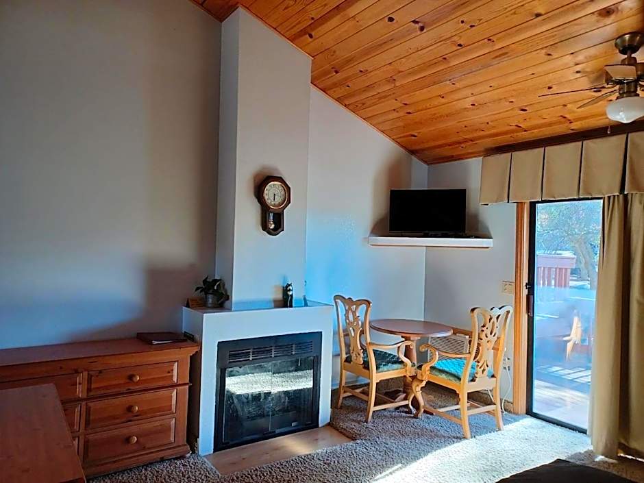 Whispering Pines Lodge