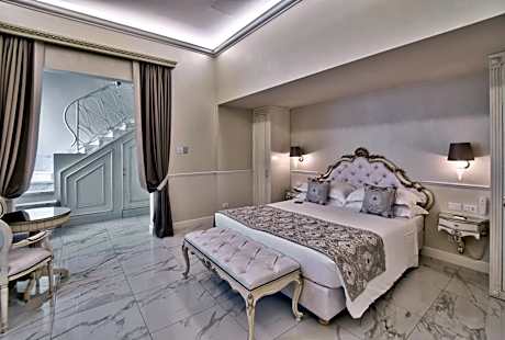 Deluxe Suite with Spa Bath and Sauna with Spa Access