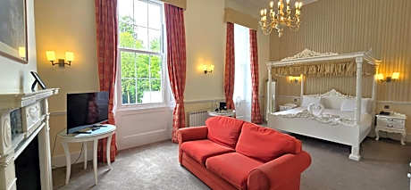 Deluxe Four Poster with Sofa