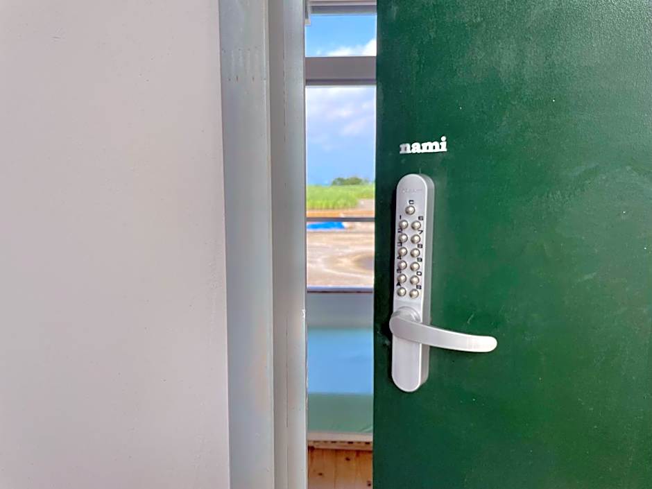 交流型ゲストハウス伊良部ジャーニーインIrabu Joureny INN#毎日みんなで夕食会#ゲストさんは20-30代が中心#海徒歩1分#空港車で5分#本格フィンランドサウナ付き#海と星と夕日が見える屋上あり