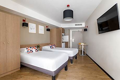 Studio with 2 Single Beds