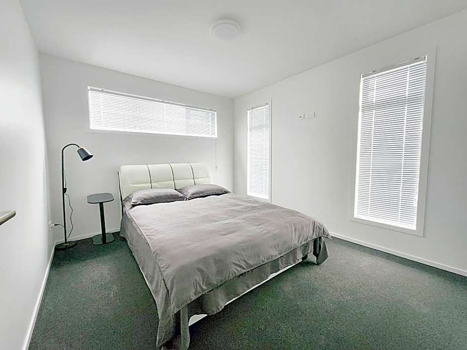 New Modern Townhouse Near Town& Beach