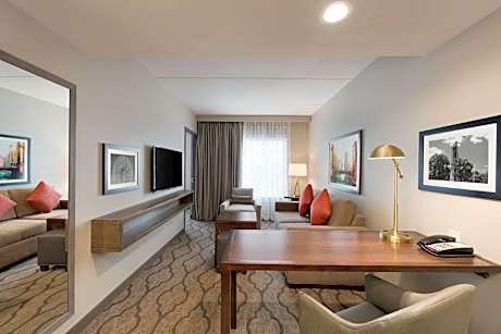 1 KNG 1 ROOM PREMIUM SUITE HEARING ACCESSIBLE