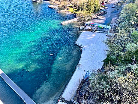 Canandaigua Lake Retreat with view and private beach access, foliage, hike, and Ski