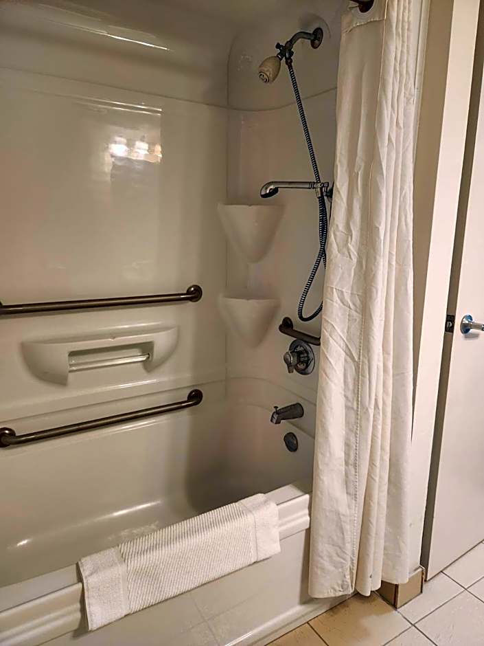 Travelodge by Wyndham Amherst