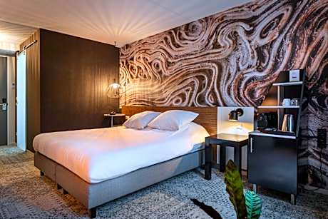 King Room with Roll-In Shower - Disability Access