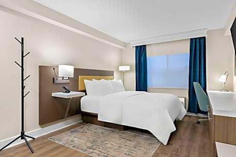 Suite-1 Queen Bed Non-Smoking Studio Kitchen Work Desk Walk In Shower Keurig Coffee Maker