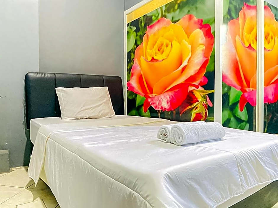 Monalisa Homestay Mitra RedDoorz – Surabaja, IL