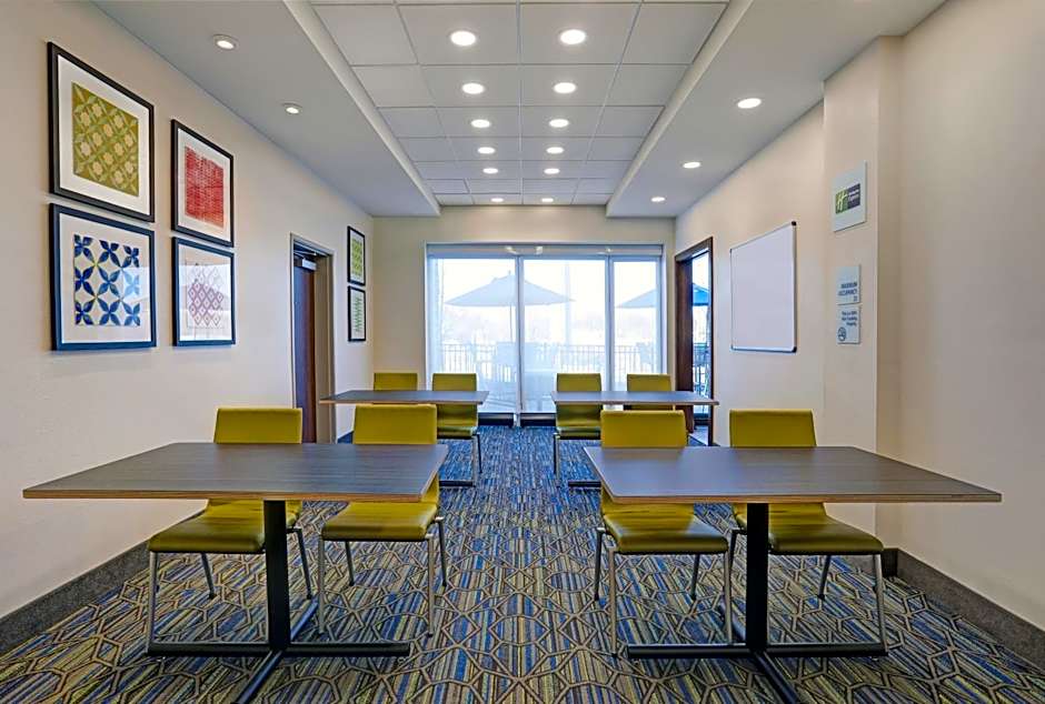 Holiday Inn Express & Suites - Lenexa - Overland Park Area By IHG