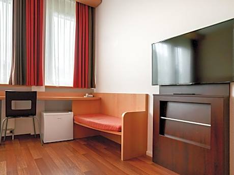 Standard Room with 1 Double and 1 Single Bed