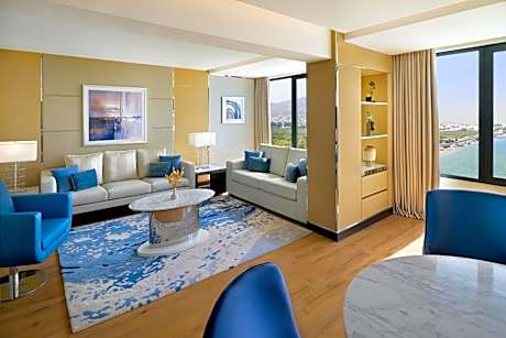 1 King Bed One-Bedroom Suite Living Dining Area