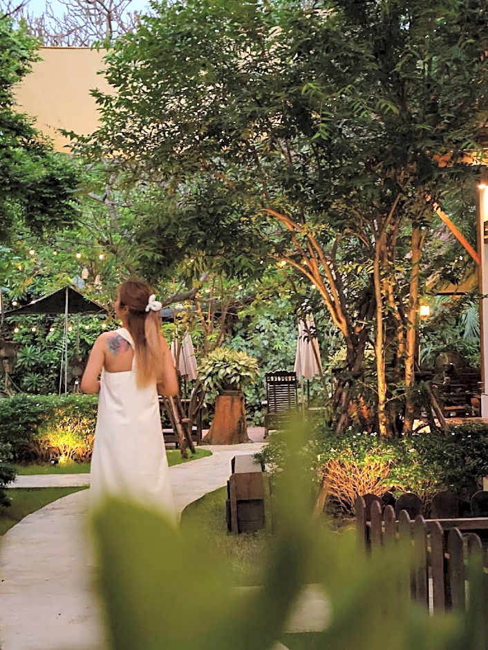 Baanrongmai Canal Front Cafe & Homestay 