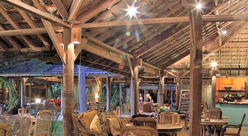 Bon Ton Antique Wooden Villas