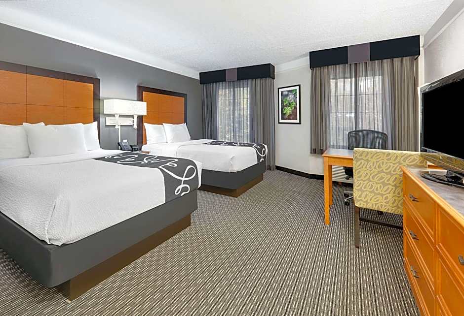 Photo 1 of 1 of 2 Double Beds, Mobility Accessible, Grab Bars, Bathtub