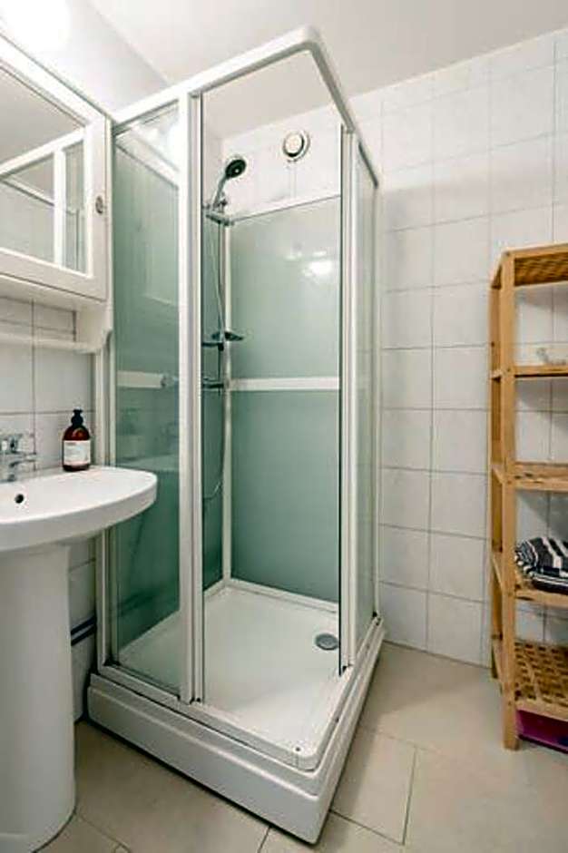 Calm and tidy room in apartment, 14min train ride to city center