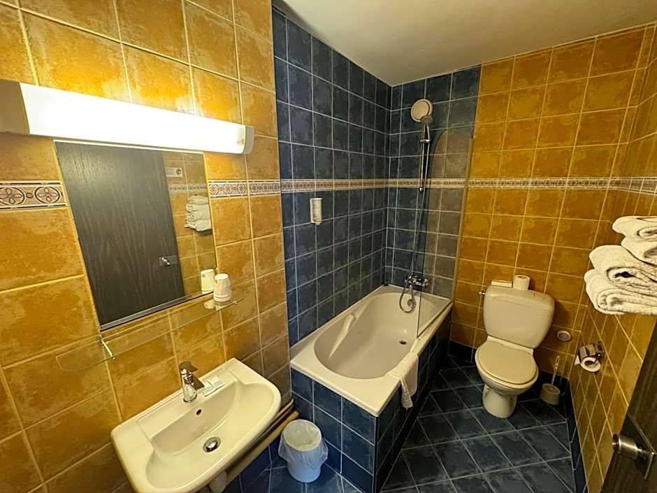 Hôtel Bosquet Pau Centre - Self Check In Budget Hotel